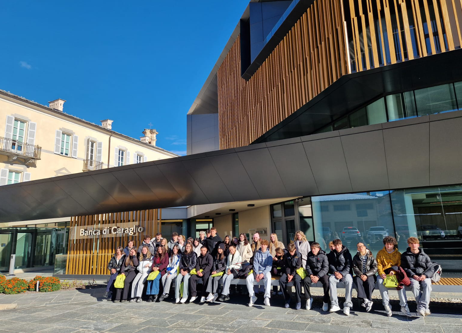 Uno dei gruppi dell'istituto Bonelli di Cuneo in visita alla Banca di Caraglio