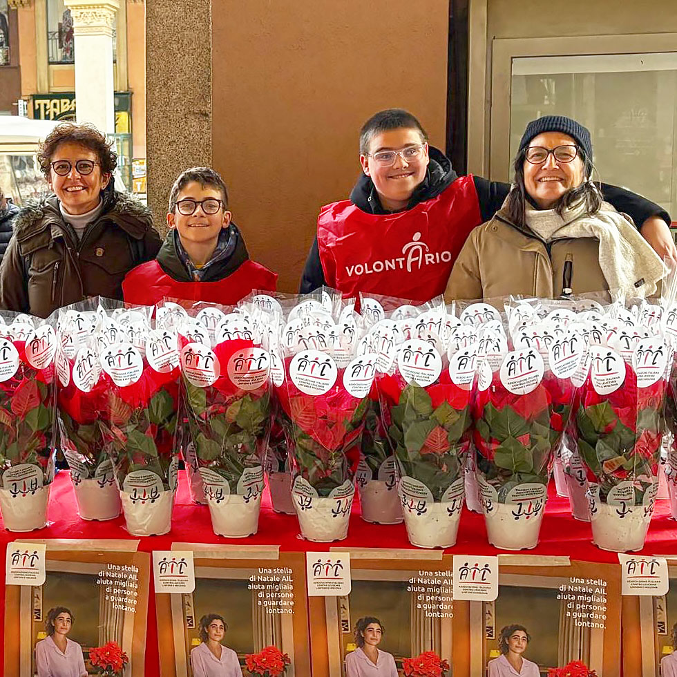 Alcuni volontari AIL a Cuneo, durante la Campagna di Natale 2025
