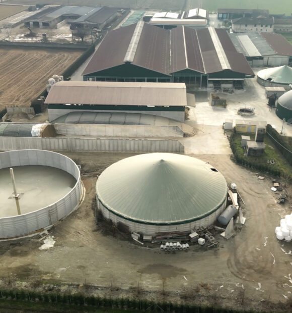 Una vista dall'alto dell'azienda "La Gaia" a Cavallermaggiore con impianto a biogas