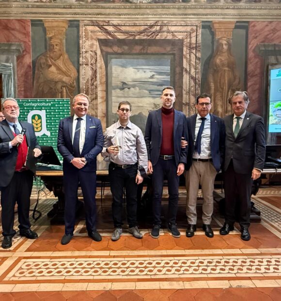 La consegna del premio. Da sinistra: il giornalista Marco Frittella, l'assessore regionale all'Agricoltura Paolo Bongioanni, Mattia Bianco e Marco Villano di 8pari, Roberto Abellonio di Cascina Piccaluga e il direttore generale di Confagricoltura Roberto Caponi