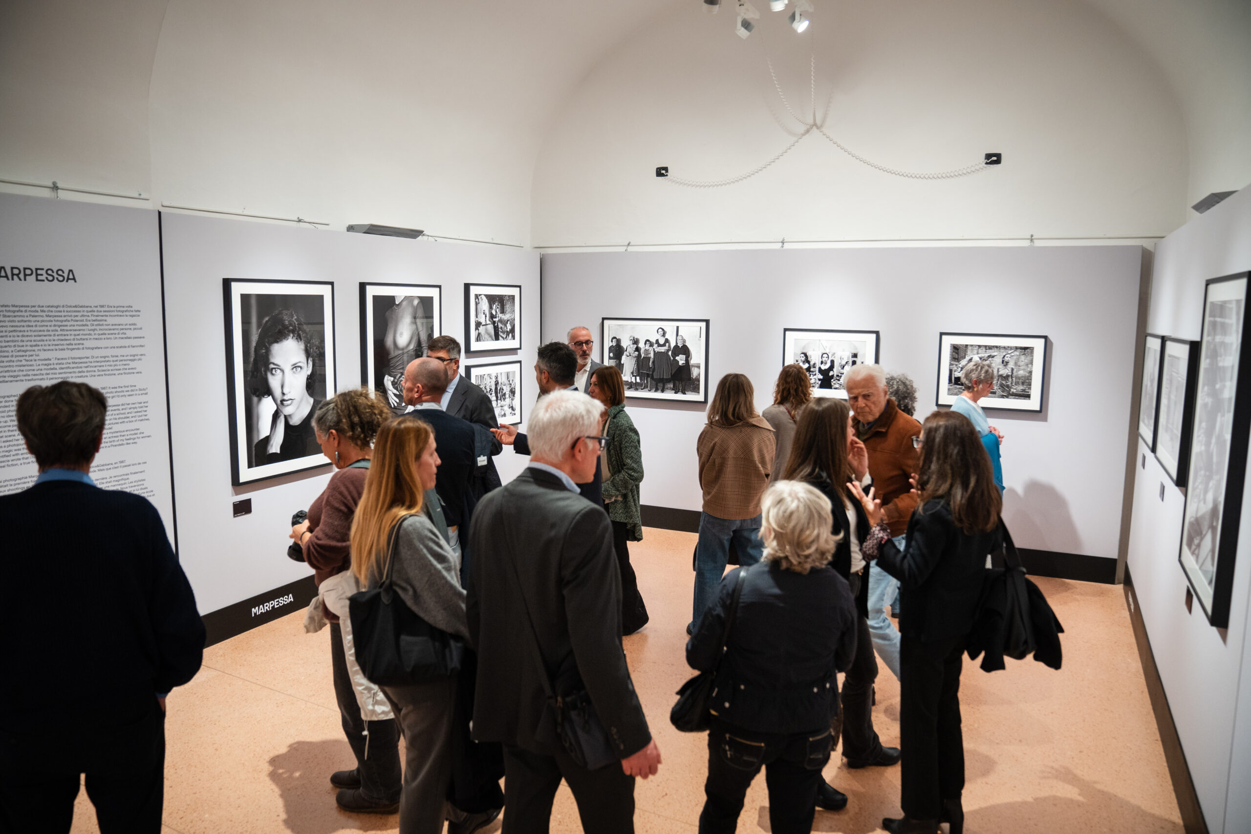 La mostra "La moda, la vita" di Ferdinando Scianna alla Castiglia di Saluzzo è prorogata fino a lunedì 6 aprile (ph@Fondazione Artea)