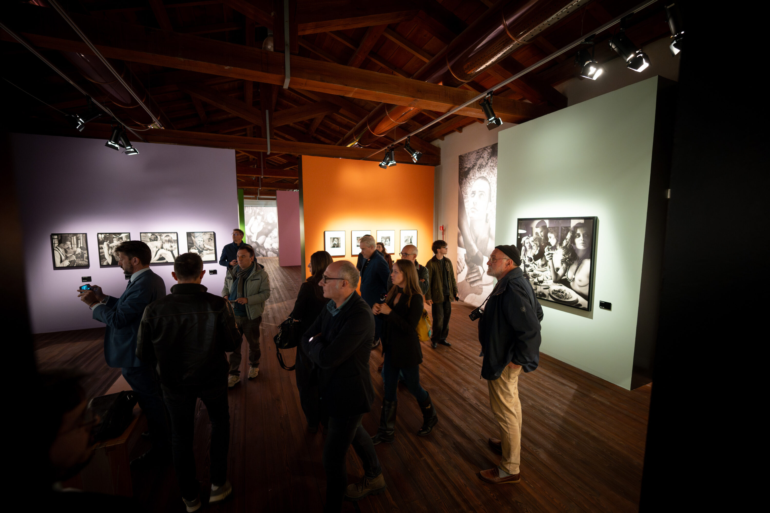 La mostra "Intrecci" di Helmut Newton al Filatoio di Caraglio è prorogata fino a lunedì 6 aprile (ph@Fondazione Artea)