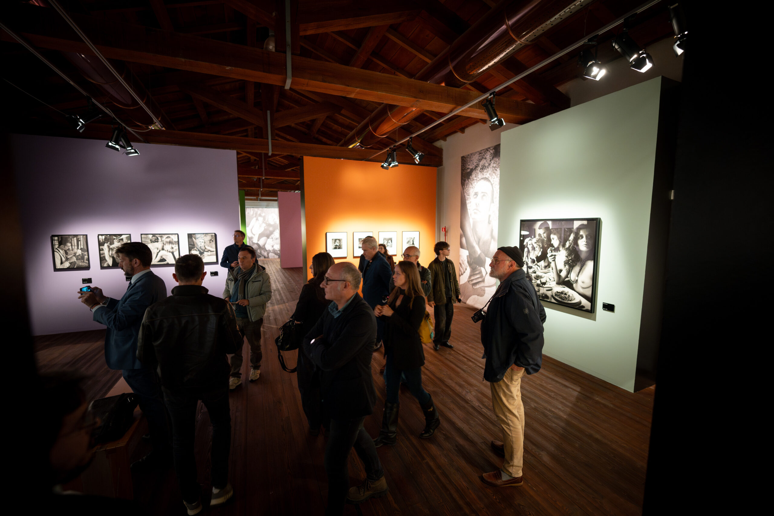 La mostra "Intrecci" di Helmut Newton al Filatoio di Caraglio è prorogata fino a lunedì 6 aprile (ph@Fondazione Artea)