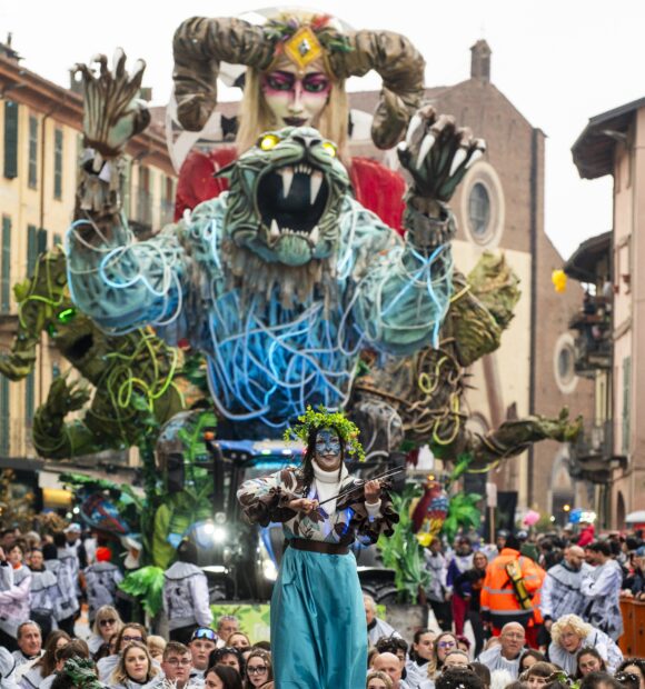 Il carro “La foresta delle illusioni” di Cavour vince l’8° Carnevale delle 2 Province