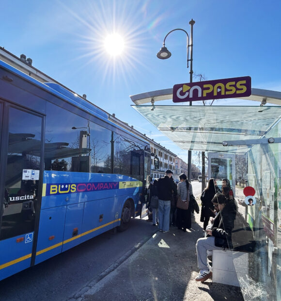 Una delle 28 fermate identificate con il cartello CN PASS sull’altopiano della città di Cuneo