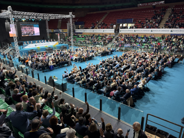La votazione di uno dei punti all'ordine del giorno dell'assemblea della Banca di Caraglio al Palazzetto dello Sport di Cuneo