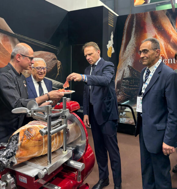 Il Ministro all'Agricoltura Francesco Lollobrigida durante la degustazione del Crudo di Cuneo Dop con Giovanni Battista Testa, segretario del Consorzio