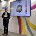 Marco Brandani, amministratore delegato di Maina, ritira a Milano il premio “Miglior innovazione di prodotto nell’anno 2025” assegnato al panettone Dubai Style Chocolate