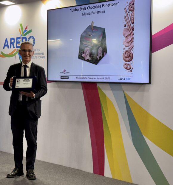 Marco Brandani, amministratore delegato di Maina, ritira a Milano il premio “Miglior innovazione di prodotto nell’anno 2025” assegnato al panettone Dubai Style Chocolate