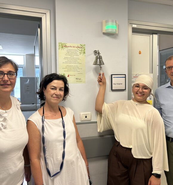 Anna Rubino (presidente AIL Cuneo), Sara Bringhen (primaria Ematologia), la giovane Beatrice e Franco Ripa (direttore generale Azienda Ospedaliera S. Croce e Carle)