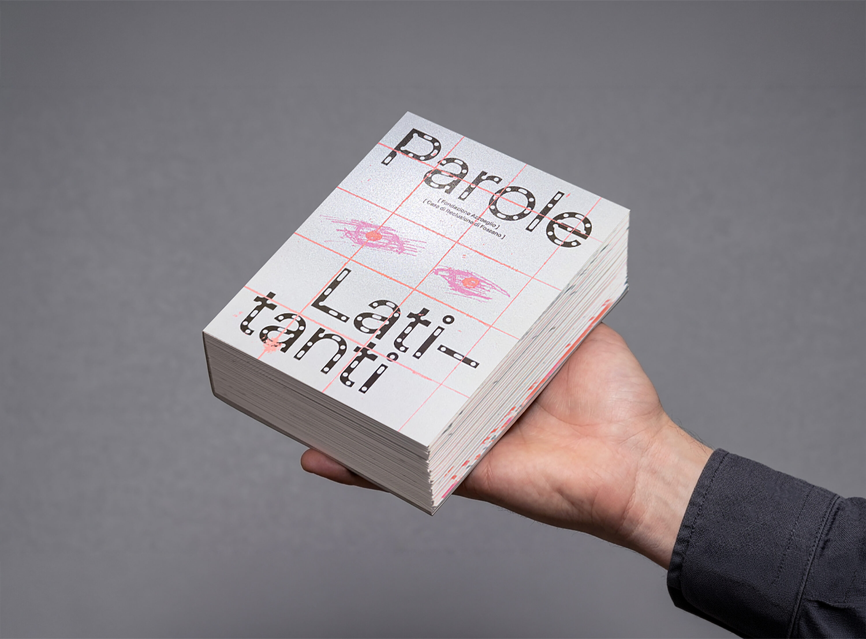 “Parole Latitanti” nasce dal laboratorio di scrittura creativa e arti espressive promosso dalla Fondazione Azzoaglio ETS presso la Casa di Reclusione di Fossano