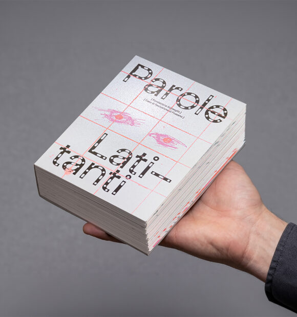 “Parole Latitanti” nasce dal laboratorio di scrittura creativa e arti espressive promosso dalla Fondazione Azzoaglio ETS presso la Casa di Reclusione di Fossano