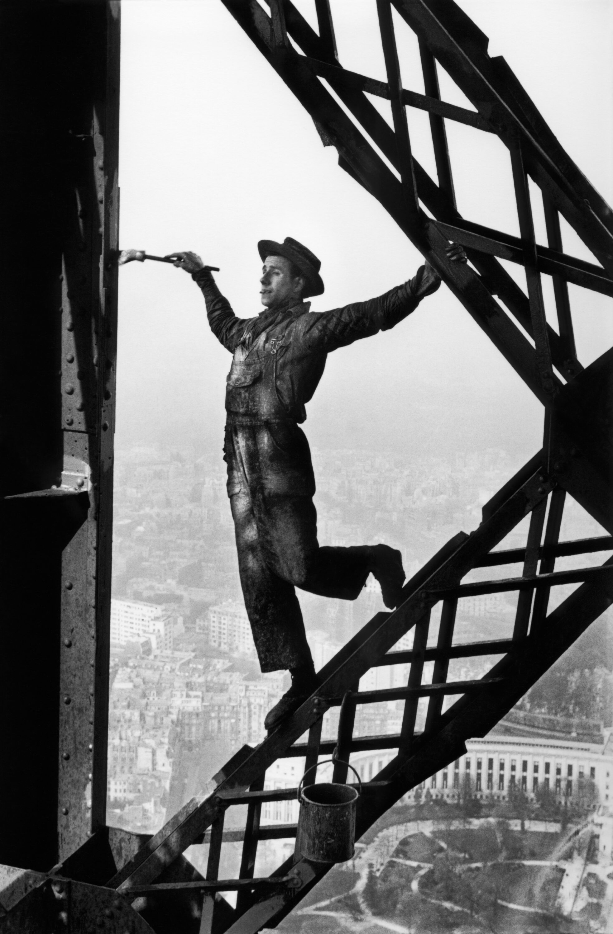 Le Peintre de la tour Eiffel, Paris, 1953 © Marc Riboud / Fonds Marc Riboud au musée Guimet
