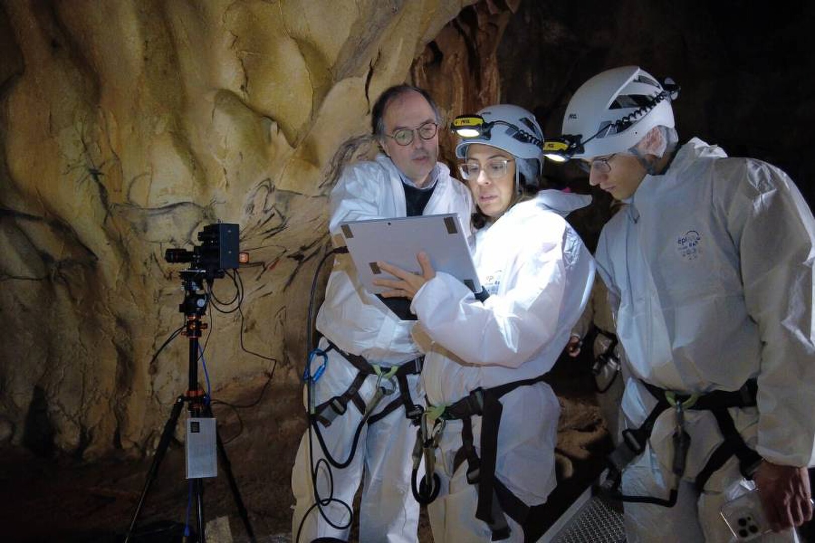 “Grotta Chauvet: sulle orme degli artisti preistorici”
