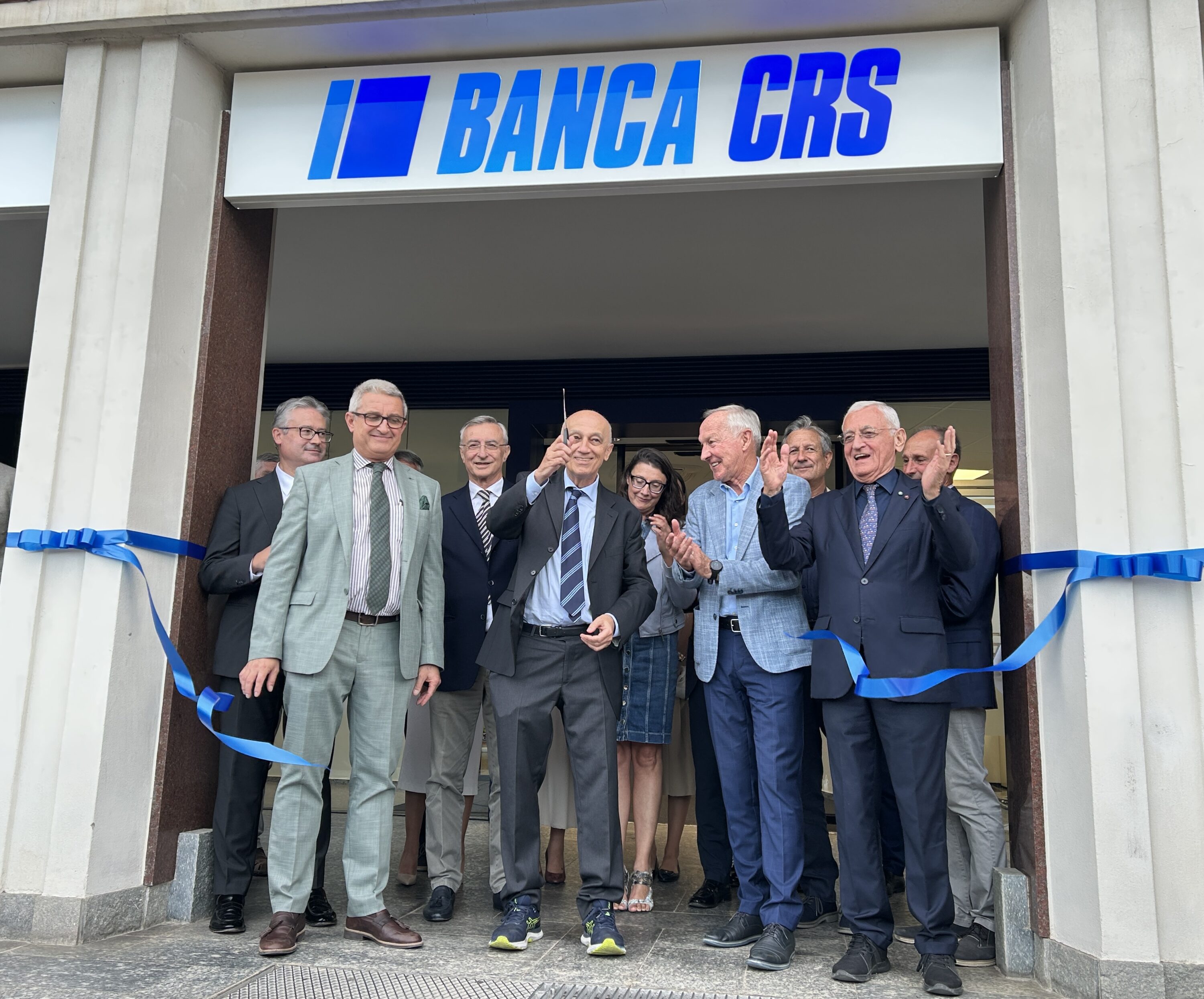 Il taglio del nastro della 26esima filiale di Banca CRS