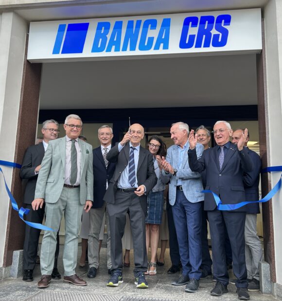 Il taglio del nastro della 26esima filiale di Banca CRS