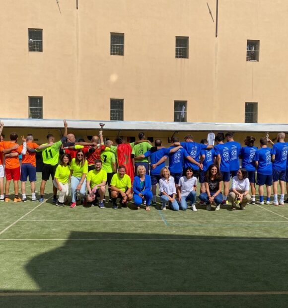 Uno scatto di “Oltre il muro” il torneo che ha riunito persone detenute e dipendenti del Banco Azzoaglio