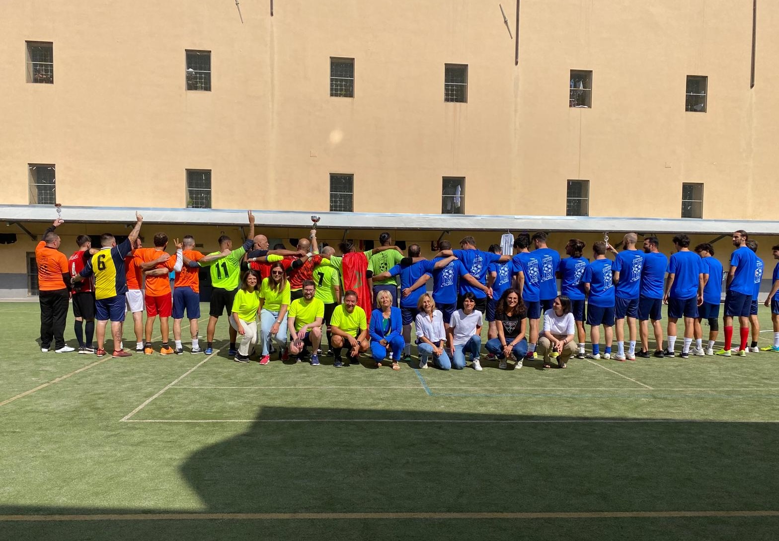 Uno scatto di “Oltre il muro” il torneo che ha riunito persone detenute e dipendenti del Banco Azzoaglio