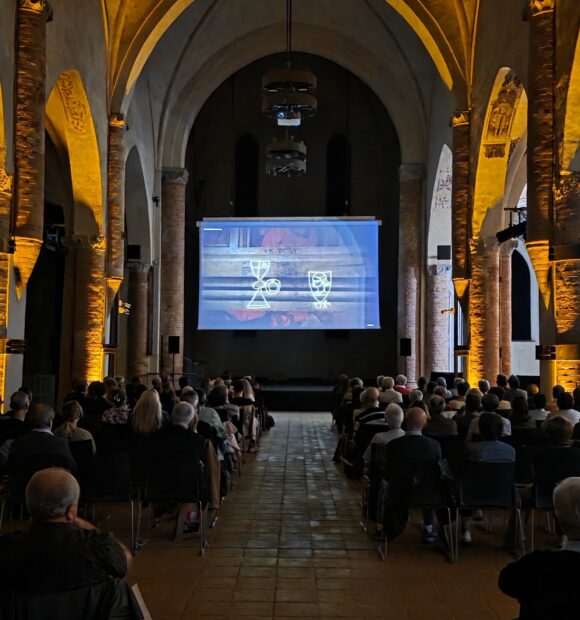 Un momento di proiezione nel Complesso Monumentale di San Francesco con Cuneo Archeofilm