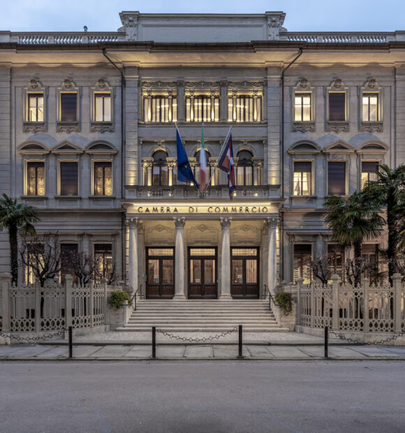 Uno scatto del palazzo della Camera di Commercio di Cuneo illuminato (Giuseppe Dell'Aquila)