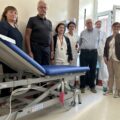 I familiari di Cinzia con uno dei lettini donati, i rappresentanti di Ail, la dottoressa Sara Bringhen, Antonella Ligato e parte dell'équipe del reparto
