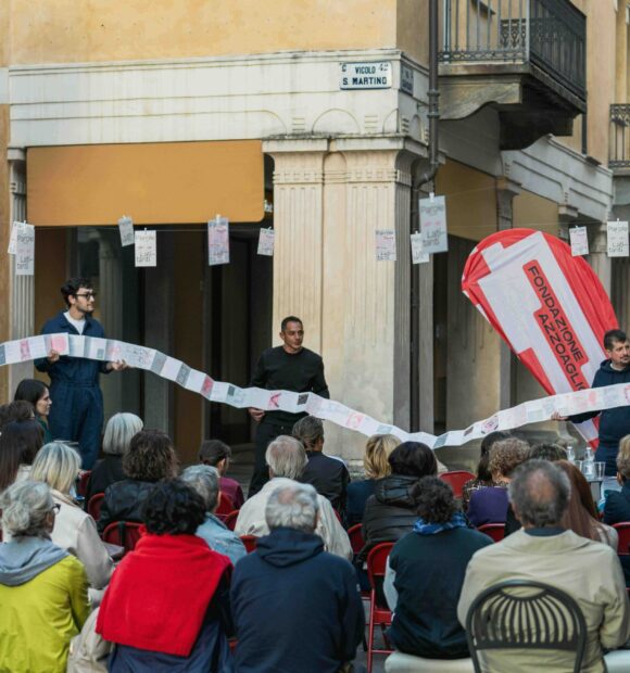 Il volume di 9 metri aperto durante la presentazione al pubblico a Fossano