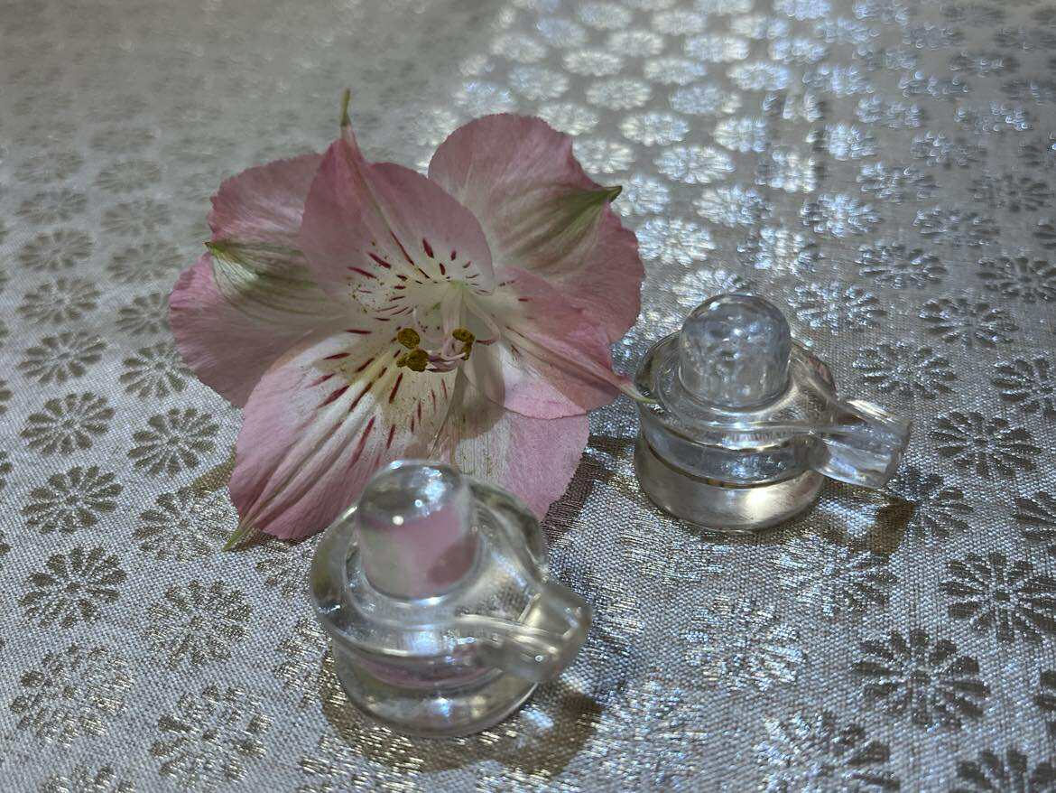 Šiva-Šakti lingamy z horského křišťálu. Šiva-Šakti lingamy z horského křišťálu.