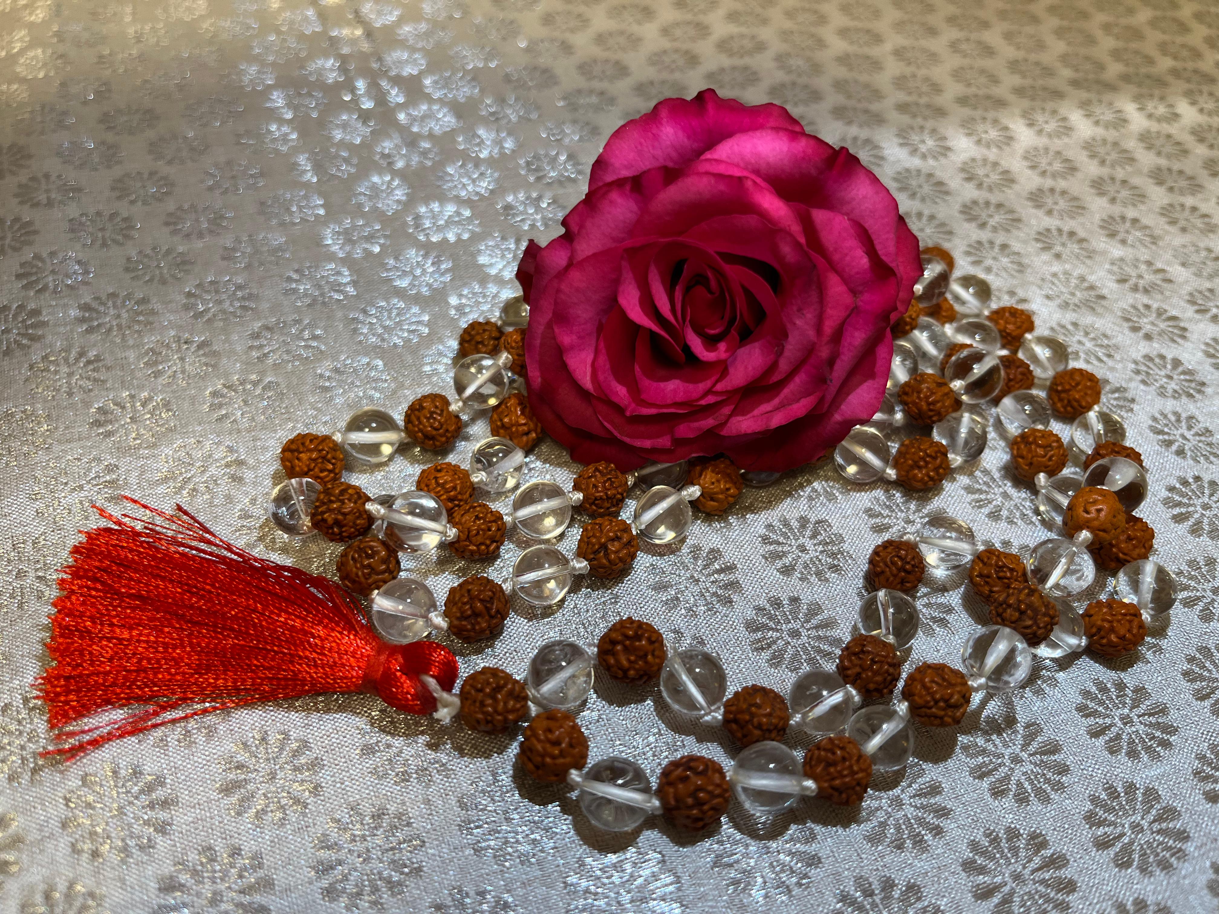 Rudrakša s křišťálem.