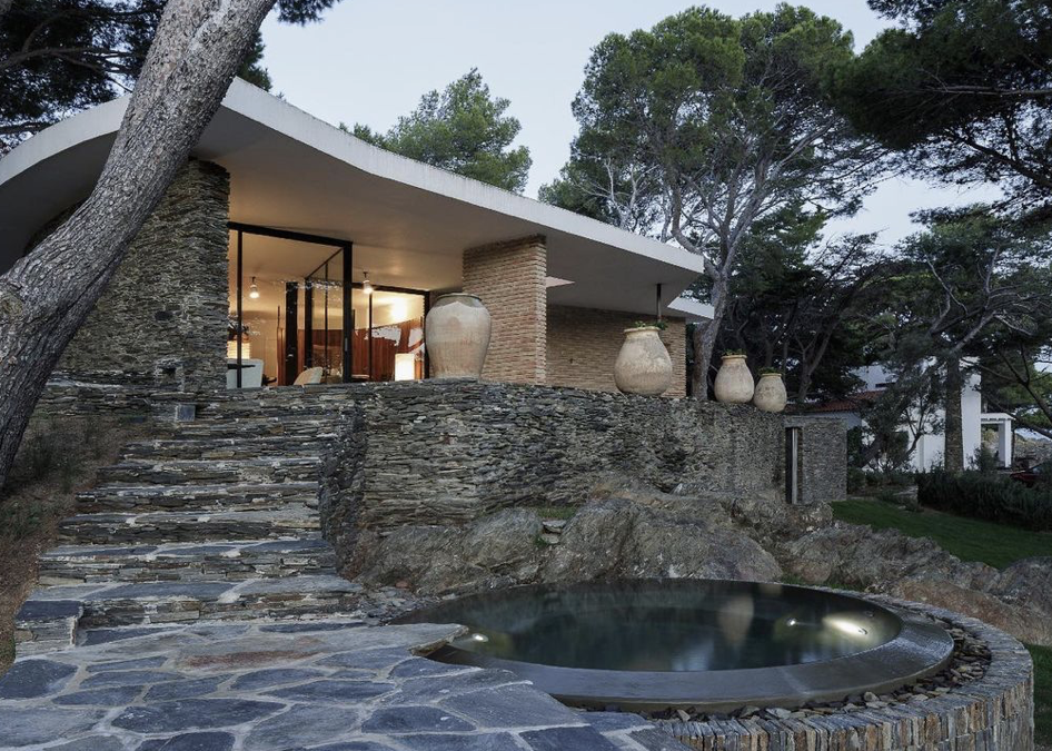 «La casa Zariquiey en Cadaqués, 𝘍. 𝘉𝘢𝘳𝘣𝘢 𝘊𝘰𝘳𝘴𝘪𝘯𝘪 1957»:  Redescubriendo una nueva condición de lugar, por Toni Gironés. galeria Patrick J Domken. Cadaqués, 24JUN-13JUL