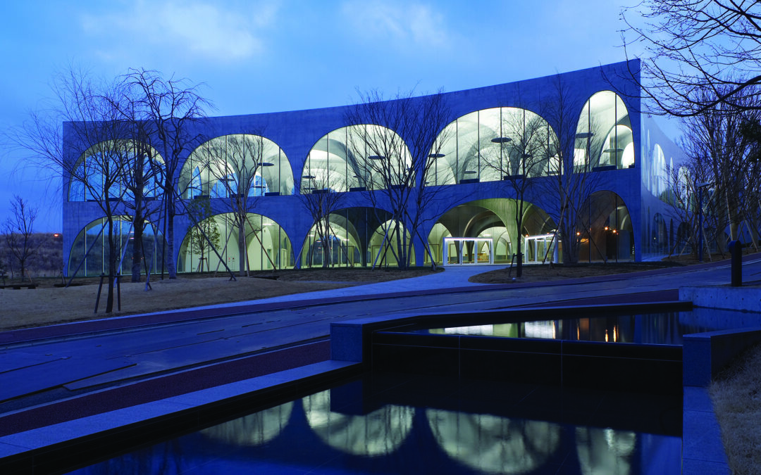 Toyo Ito & Associates, Architects: Biblioteca de la Universidad de Arte Tama, Hachioji, Japón