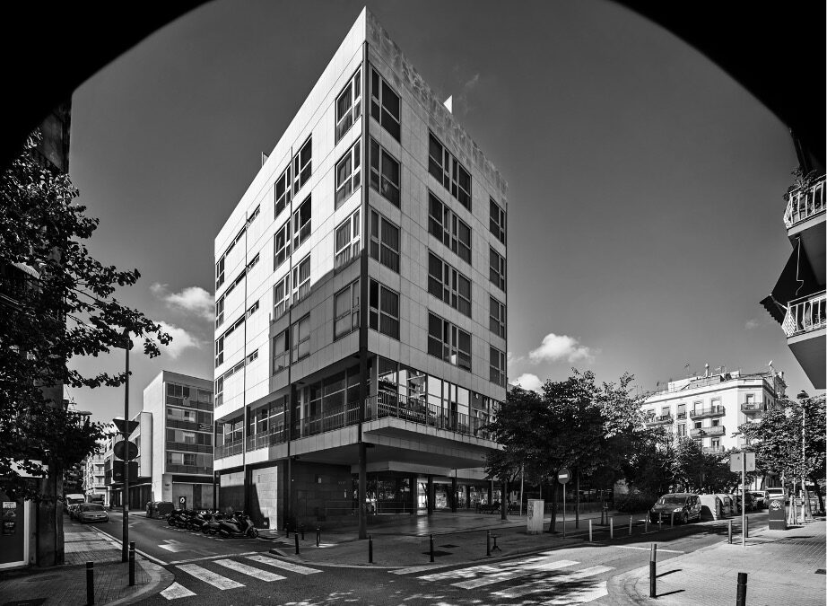 TAC arquitectes – Eduard Gascón · Viviendas, oficinas y espacio público en la manzana de los laboratorios Uriach, Barcelona