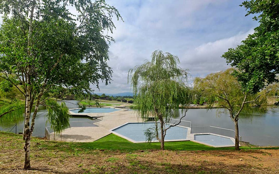 Oscar López Alba · Piscinas en la laguna del Monte do Gozo, Santiago de Compostela