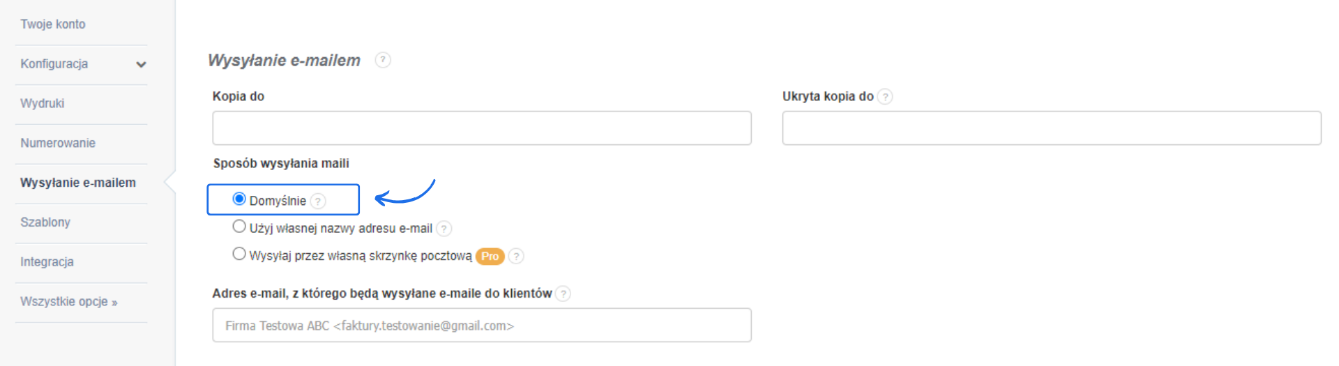 Ustawienia wysyłania e-maili w Fakturowni z zaznaczoną opcją „Domyślnie” jako sposób wysyłki wiadomości do klientów.