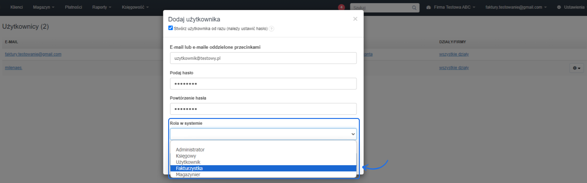 Ekran dodawania użytkownika z opcjami przypisania roli w systemie, takimi jak administrator, księgowy, użytkownik, fakturzystka, magazynier.