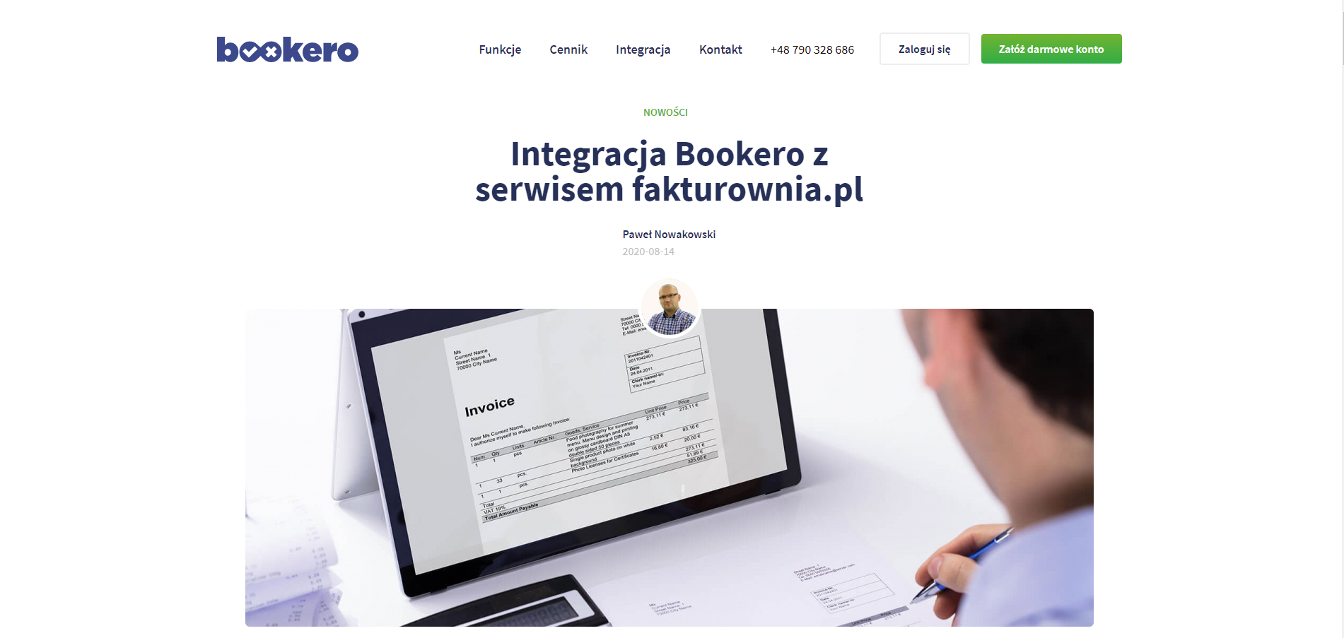 Strona promująca integrację Bookero z serwisem Fakturownia.pl, z nagłówkiem oraz zdjęciem użytkownika wprowadzającego dane z faktury na tablecie.