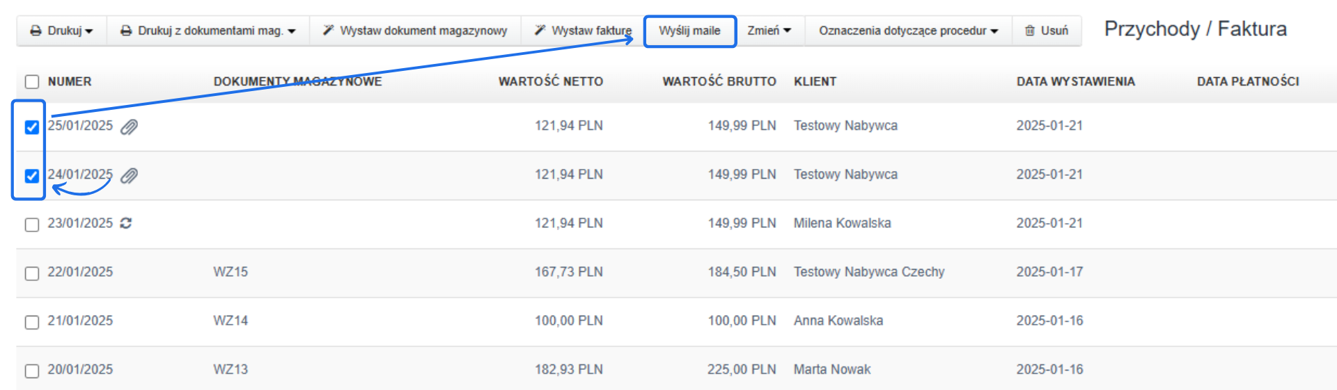 Lista faktur w sekcji 'Przychody/Faktura' z zaznaczonymi dokumentami do wysyłki mailowej za pomocą przycisku 'Wyślij maile'.