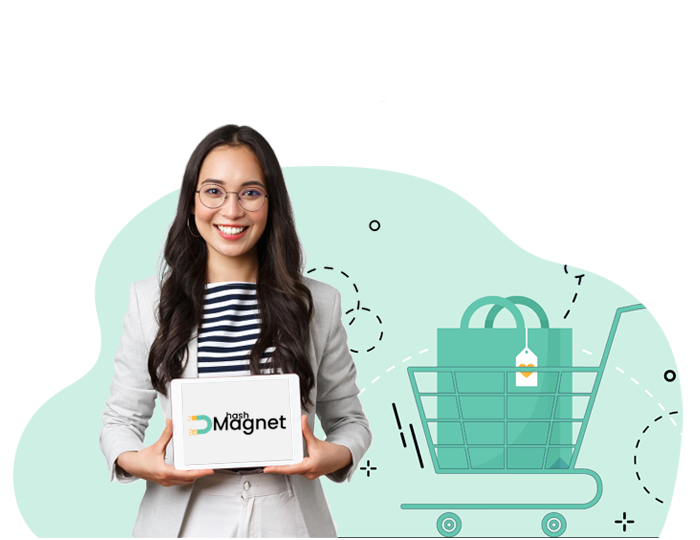 Kobieta trzymająca tablet z logo HashMagnet na tle ilustracji przedstawiającej koszyk zakupowy z torbą zakupową.