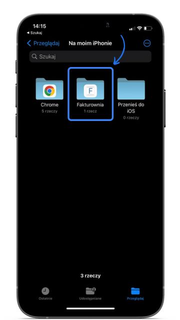 Folder Fakturownia w aplikacji Pliki na iPhone, zawierający pobrany dokument PDF. Widok trybu ciemnego z listą folderów.