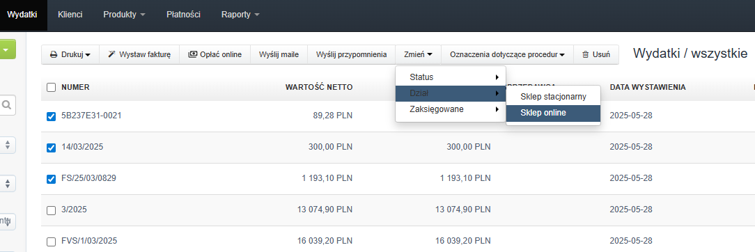 Lista wydatków z zaznaczonymi dokumentami, otwartym menu „Zmień” i wyborem działu „Sklep online” w systemie księgowym.