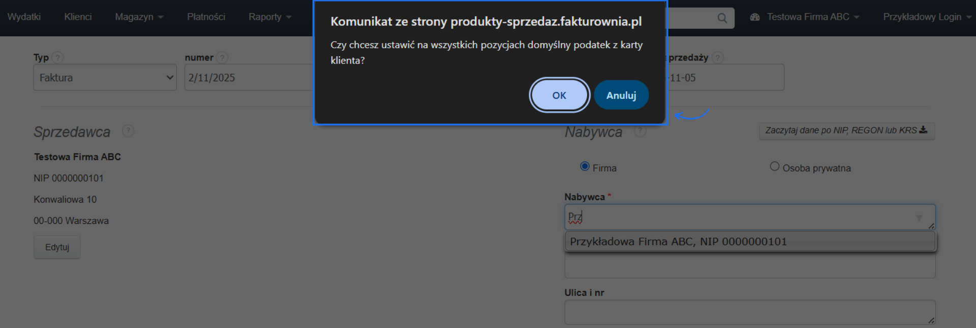 Formularz tworzenia faktury w systemie Fakturownia z zaczytanym klientem, dla którego ustalono domyślną stawkę podatku i komunikatem systemowym, który pozwala ustawić podatek Nabywcy jako domyślny.