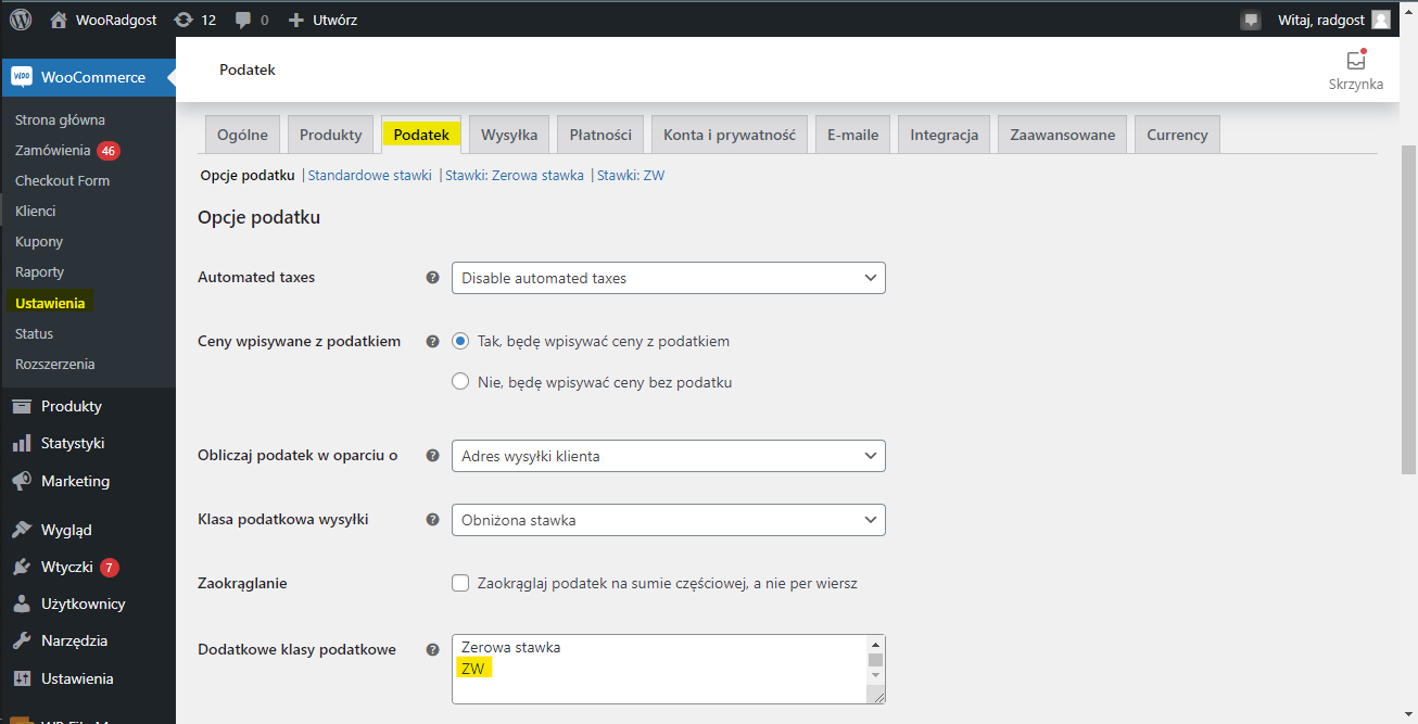 Ustawienia podatków w WooCommerce z zaznaczonymi opcjami wpisywania cen z podatkiem oraz klasą podatkową wysyłki ustawioną na obniżoną stawkę.