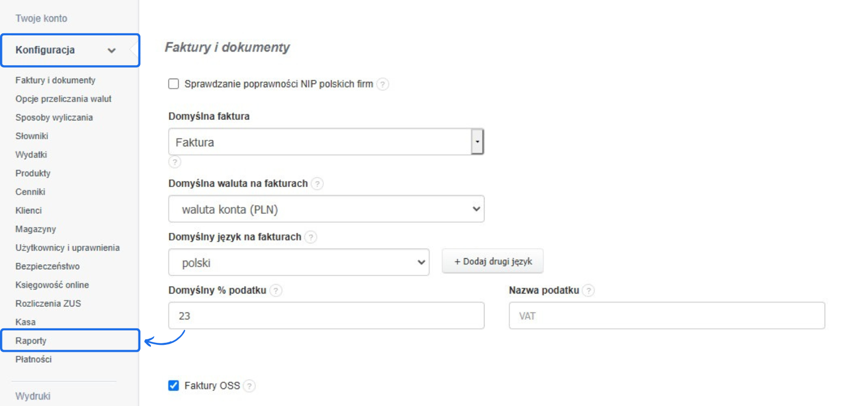 Panel konfiguracji w systemie Fakturownia z ustawieniami domyślnej faktury, waluty i języka. Menu boczne z zaznaczoną sekcją 'Raporty'.
