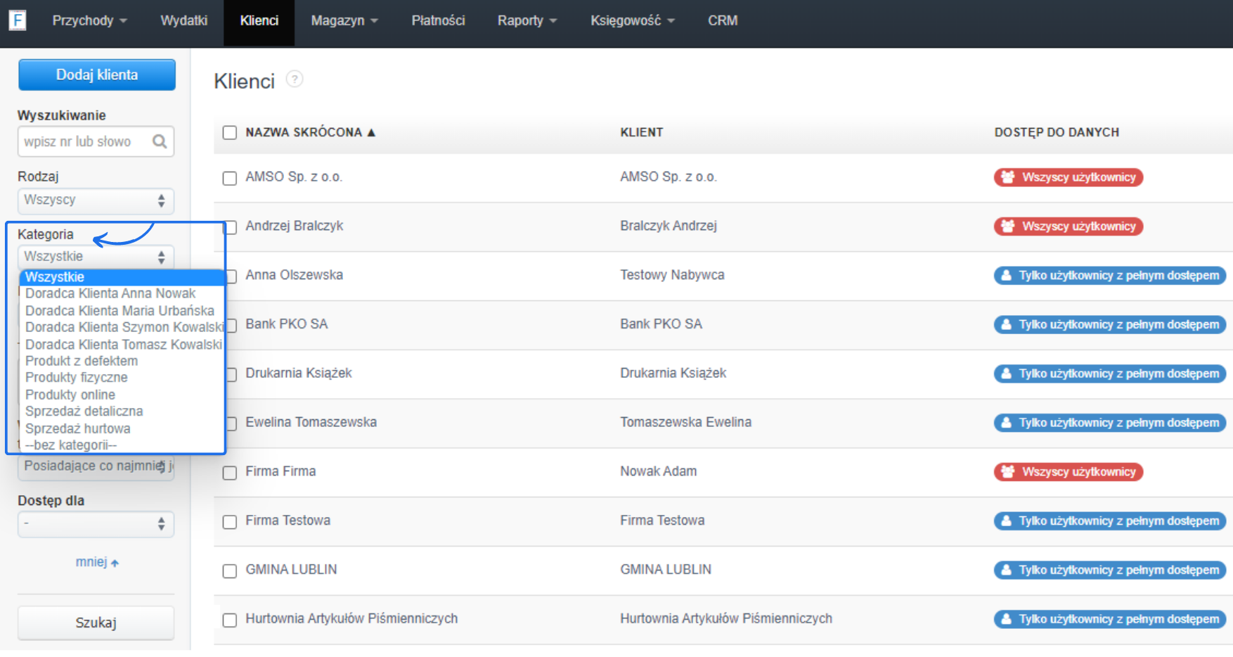 Panel zarządzania klientami w Fakturowni z opcją dodawania klientów, filtrowania według kategorii i rodzaju oraz listą klientów z różnym dostępem do danych.