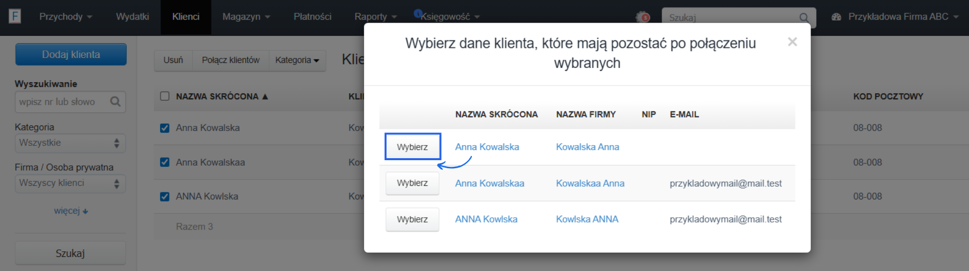 Opcja Połącz klientów na górze listy klientów w Fakturownia.pl z wyborem klienta do zachowania w bazie.