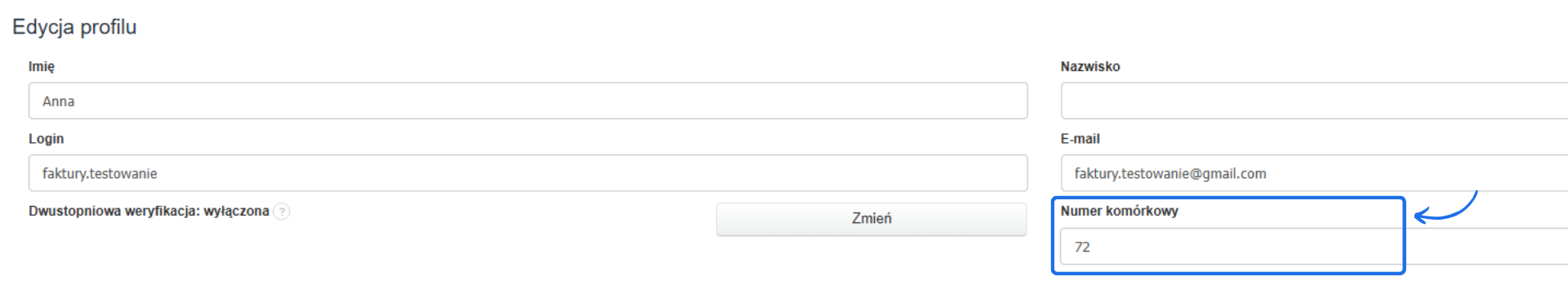Pole formularza z ustawionym numerem komórkowym dla weryfikacji dwuskładnikowej, z adresem e-mail użytkownika widocznym powyżej.