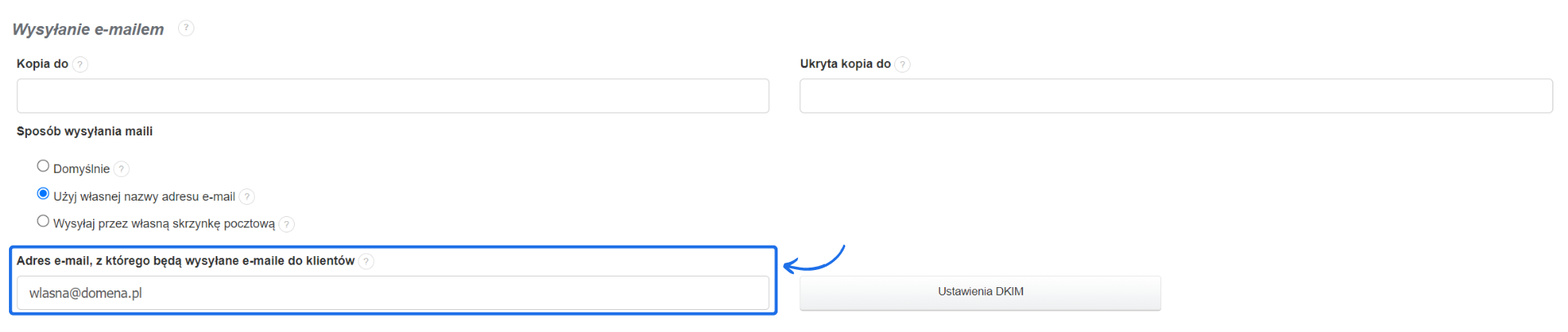 Konfiguracja wysyłania e-maili: zaznaczona opcja 'Użyj własnej nazwy adresu e-mail' z przykładowym adresem 'własna@domena.pl'.