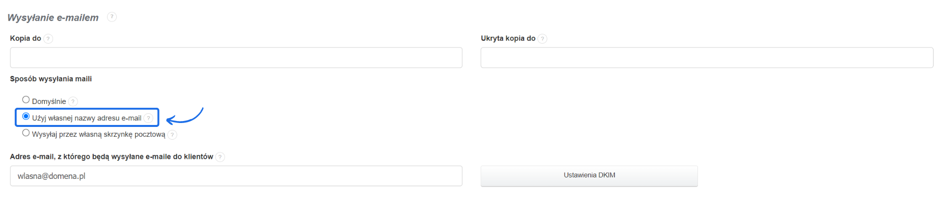 Ustawienia wysyłania e-maili: zaznaczona opcja 'Użyj własnej nazwy adresu e-mail' z przykładowym adresem.
