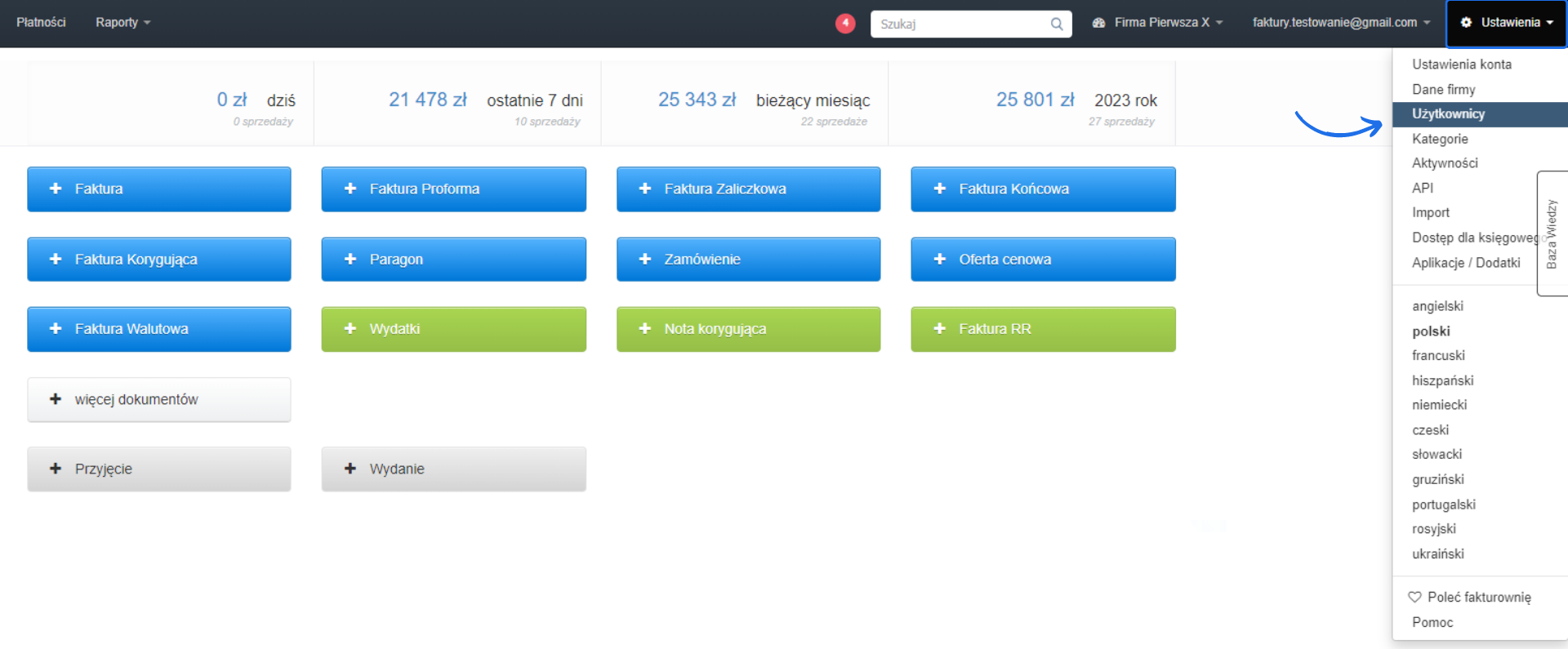 Ekran aplikacji do zarządzania fakturami pokazujący opcje dodawania faktur, wydatków i zamówień oraz menu ustawień z zaznaczoną opcją 'Użytkownicy'.