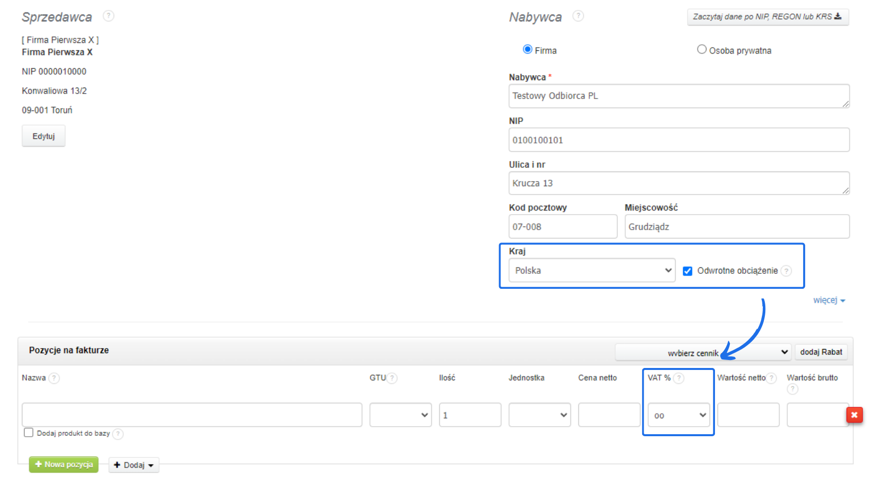 Formularz faktury z zaznaczonym polem 'Odwrotne obciążenie' i ustawioną stawką VAT 'oo' dla nabywcy z Polski, wprowadzone dane adresowe i kod pocztowy.