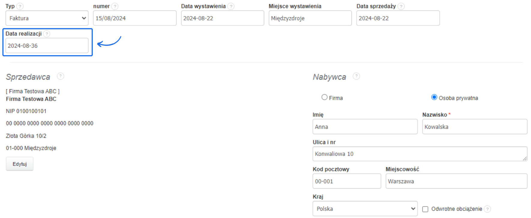 Formularz faktury z wybranym polem 'Data realizacji' na 2024-08-26 jako dodatkowym polem na fakturze, które określono w ustawieniach konta.